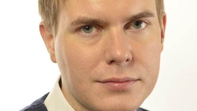 Gustav Fridolin beskrivs som j&auml;gare men vill inte ber&auml;tta om han n&aring;gonsin skjutit ett djur. Dessutom p&aring;st&aring;r Fridolin att han har &rdquo;jaktlicens&rdquo;, n&aring;got som inte existerar i Sverige.