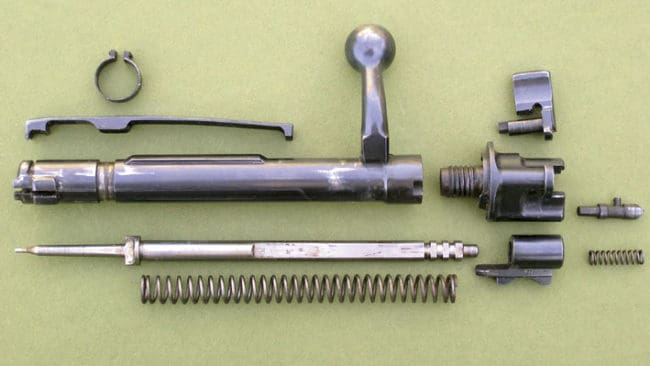 Samtliga beståndsdelar i ett slutstycke till en 98:a. Det här är nära nog mekanisk perfektion. Ett litet antal delar utför många arbetsmoment. För att travestera Sir Winston Churchill: ”Aldrig har så många jägare haft så få delar att tacka för så mycket.”