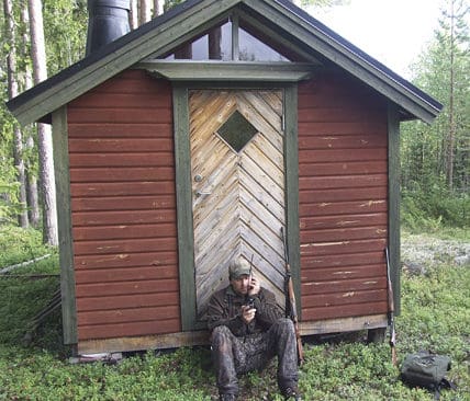 Tomas Lendholm ringer f&ouml;rtvivlat till ett angr&auml;nsande jaktlag under bj&ouml;rnjakten 2008, f&ouml;r att f&aring; lov att g&aring; in p&aring; bj&ouml;rnst&aring;ndet som st&aring;r 150 meter till h&ouml;ger om Tomas i en t&auml;t plantering p&aring; grannmarken.