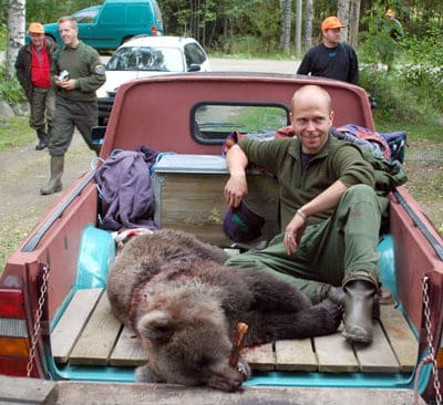 Per Vestman fällde en av de sista björnarna i Jämtland. Ett skott på 40 meter fick den blott 43 kilo tunga nallen att stupa.