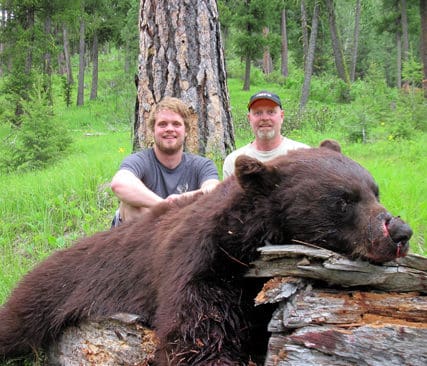 &Aring;rets bj&ouml;rn f&ouml;r Fredrik. 170 kilo v&auml;gde svartbj&ouml;rnen som Fredrik Lihv fr&aring;n Karlstad sk&ouml;t med pilb&aring;ge vid &aring;rets jakt i USA. Pappa G&ouml;ran f&ouml;rs&ouml;kte i m&aring;nga &aring;r f&aring; sonen jaktintresserad, men poletten trillade inte ned f&ouml;rr&auml;n det blev snack om b&aring;gjakt.