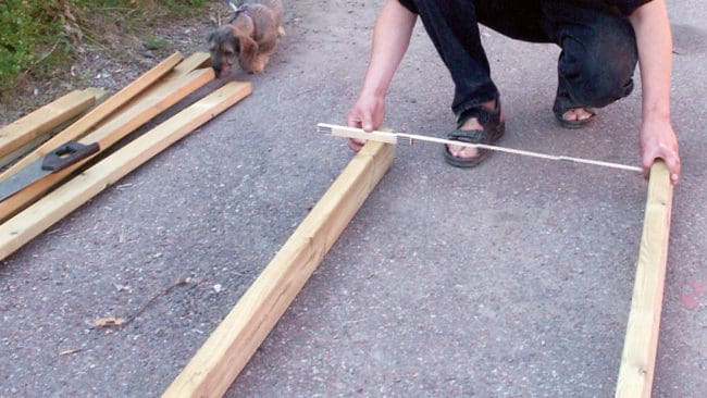 1. Börja med att bestämma vilken bredd tornet ska ha. Vi valde 70 centimeter i innermått mellan de fyra meter långa ståndarna.
