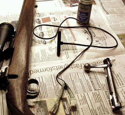 Allt som behövs. En burk rengöringsskum, som löser upp resterna i pipan. När skummet fått verka en stund är det bara att skrida till verket med linan och veken.