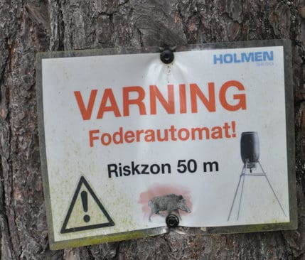 Varning. J&auml;gare i Kolm&aring;rden vill undvika olyckor d&auml;r de automatiska foderautomaterna skr&auml;mmer h&auml;star