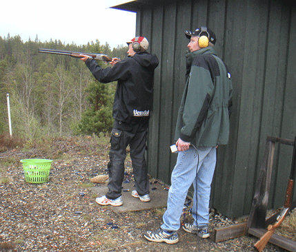 Karl-Åke Tjärnberg ger goda råd när det gäller duvkrossning.