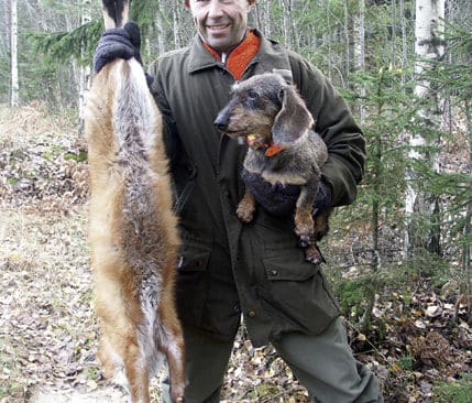 Pertti Siirtola och taxen Ada med ungräven som bjöd på mycket spännande drevjakt.