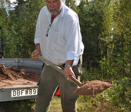 Spadtag emot vargd&ouml;den. F&ouml;r Janne Henriksson, ordf&ouml;rande i Garpenbergs &auml;lgsk&ouml;tselomr&aring;de, &auml;r det viktigt att inf&ouml;r &auml;lgjakten ha koll p&aring; om det dykt upp varg p&aring; marken. D&auml;rf&ouml;r l&auml;gger han ut sand