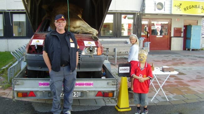 Kurt Lundgren poserar framf&ouml;r &Auml;lgskadefondsf&ouml;reningens demostrationsvagn.