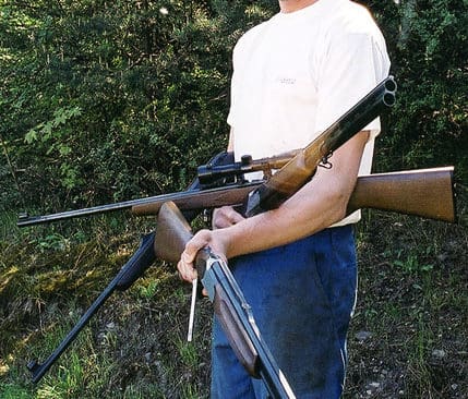 En jägare får ha maximalt sex gevär. Det finns över två miljoner legala vapen och vapendelar som används för jakt och målskytte.