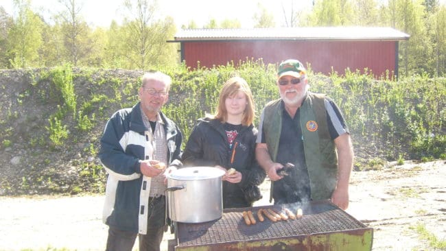 Bj&ouml;rn Andersson t.v och Sture Krona flankerar junioren Elin.