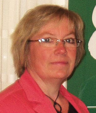 Hoppar av. Representanten f&ouml;r J&auml;garnas Riksf&ouml;rbund l&auml;mnar viltf&ouml;rvaltningsdelegationen i &Ouml;rebro tillsammans med J&auml;garef&ouml;rbundets representant.