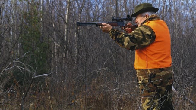 Läkaren Nico Bracin vill att äldre jägare ska genomgå hälsokontroller för att visa att de fortfarande är lämpliga att inneha vapen.