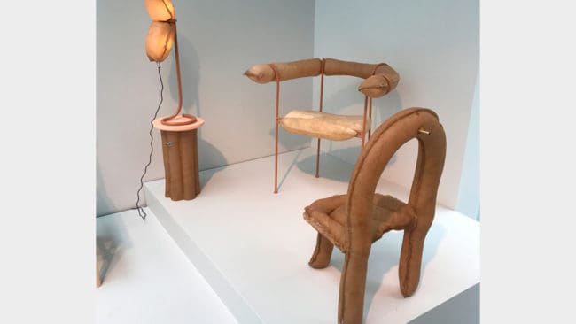 Uppblåsbara pergament av älghudar blev stolar och en lampa.