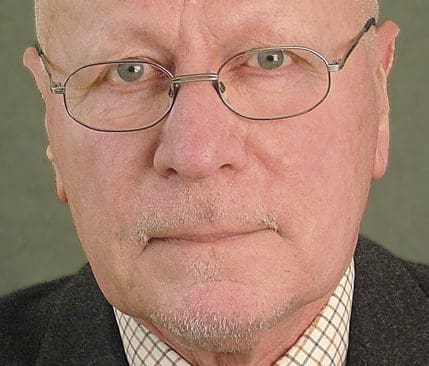 Överåklagare Sven-Erik Alhem har tagit ställning politiskt i rovdjursfrågan och är partisk i sin tjänsteutövning, anser Jägareförbundet och Jägarnas Riksförbund.