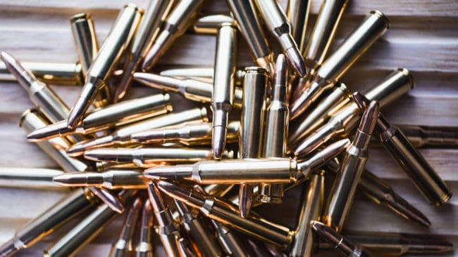Polisen har hittat sprängmedel, dito tillbehör och ammunition i två bostäder som tillhör en yrkesofficer. Han ska nu åtalas och riskerar dessutom att bli av med jobbet. (Arkivbild)