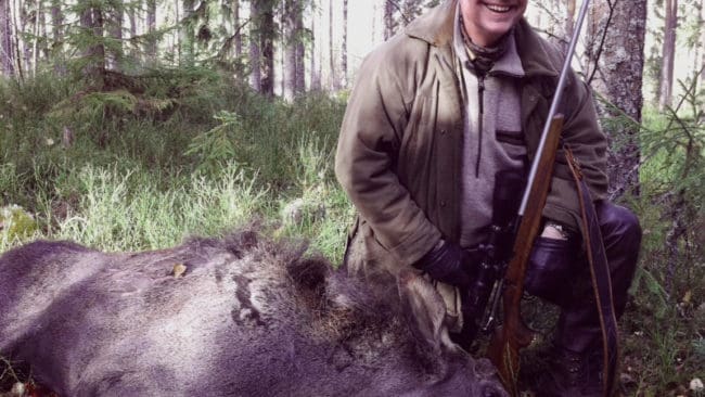 Chefen med en &auml;lgkalv. Anders Ljung, chefredakt&ouml;r p&aring; Jakt & J&auml;gare fick f&auml;lla en &auml;lgkalv p&aring; preim&auml;ren f&ouml;r &auml;lgjakten.