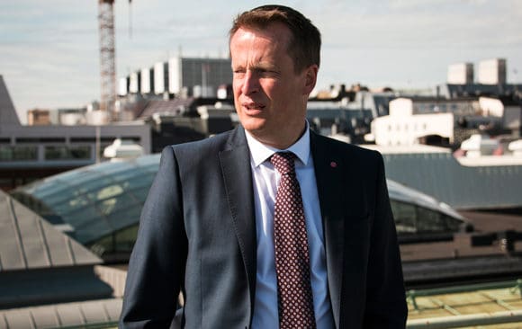 Inrikesminister Anders Ygemans påståenden inför EU-nämnden om Sveriges insatser i EU:s nya vapendirektiv var felaktiga på flera punkter. Det gäller bland annat tidsbegränsade vapenlicenser för många vapen, krav på psyktester för dynamiska skyttar och begränsningar av magasinskapacitet.