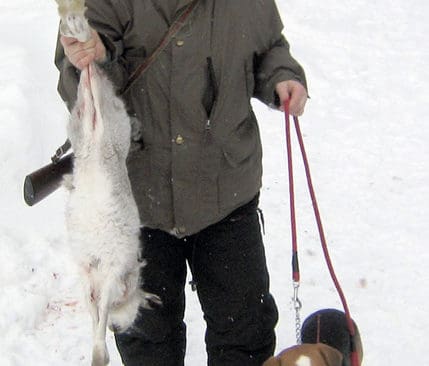 Anita Hedlund med fälld hare för sin lyckliga blandis Steja.