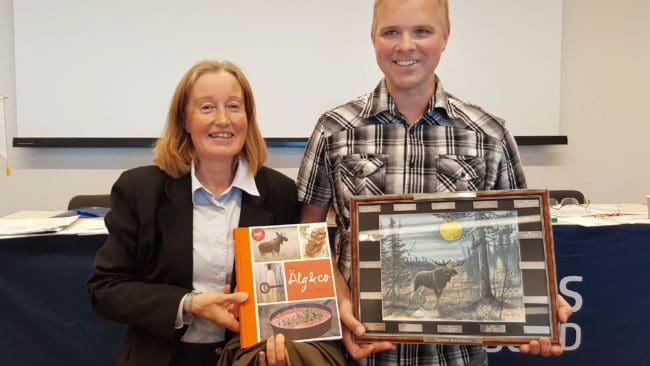 Tomas Hanser, Dalarnas distrikt, mottog utmärkelsen som Årets ungdomsledare av förbundsordförande Solveig Larsson.