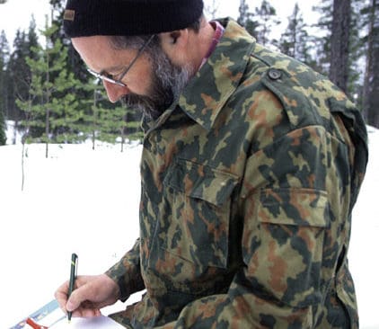 Assar Nilsson, Jägarnas Riksförbund i Vilhelmina, förbereder en ny kurs för eftersök på björn.