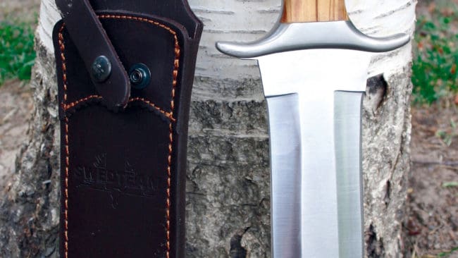 I vissa svåra lägen är en tvåeggad, stor kniv ett nödvändigt stickverktyg för att kunna avliva vildsvin.