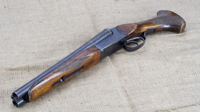 Tre män åtalas för grovt vapenbrott efter att ett avsågat hagelgevär hittades i deras bil i juni i år. (Arkivbild)