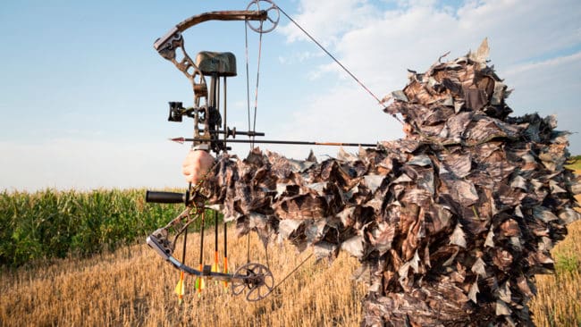 Bågjägare med en compoundbåge, som Naturvårdsverket vill tillåta för jakt på rådjur och annat småvilt i Sverige.