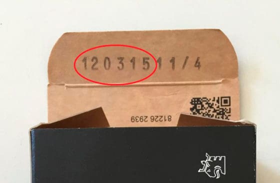 Batchnumret är stämplat på insidan av locket till patronasken.