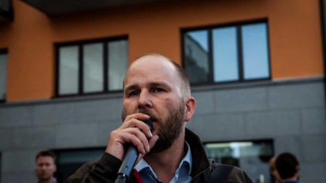Mattias Bernhardsson (RS) uppmanade medlemmarna i Facebookgruppen Bevara Haninges skogar, skärgård och naturlandskap att utanför kommunhuset i Haninge protestera mot skyddsjakten på Södertörnsvargen.