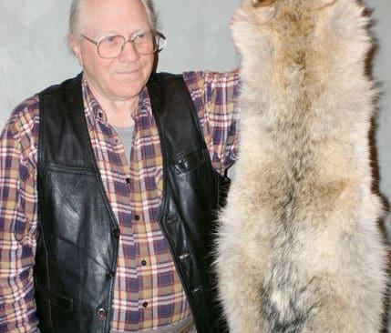 Bernt Lindqvist med ett skinn efter en varg som han fällt i Ryssland.