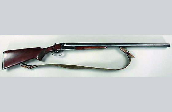 En änka i 70-årsåldern lämnade aldrig in den avlidne makens jaktvapen, den hagelbössa som syns på bilden. Hon dömdes därför till dagsböter för ringa vapenbrott.