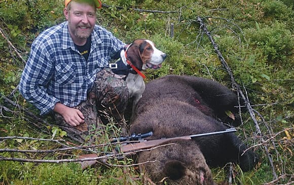 Mikael Ahnstr&ouml;m och finnst&ouml;varen Eilert med hanbj&ouml;rnen p&aring; 195 kilo.