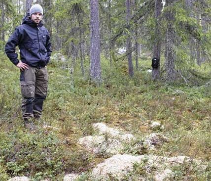 Magnus Hansson visar ”pressåteln” som används för att informera media om björnåtelprojektet. Vid åtlarna läggs framför allt betfor, melass, majs, och fisk. Även viltkött används i mån av tillgång.