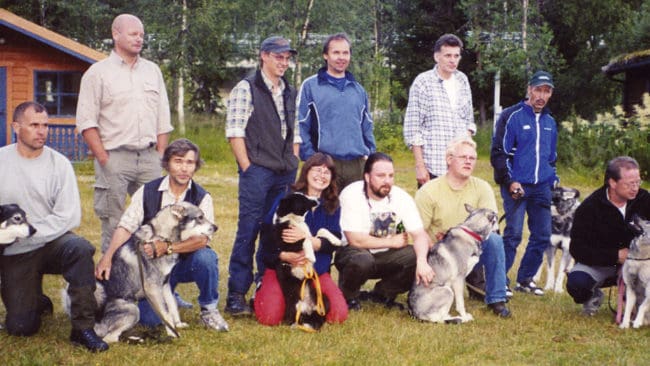 Godkända för eftersök på björn. Från vänster: Anders Jonsson, Jimmy Olofsson, Ola Jönsson, Mikael Haglund, Karin Flodin, Kennet Olofsson, Joakim Almqvist, Kent-Ove Lindblad, Micael Jonsson, Roger Karlsson och Alf Lönnberg. Saknas på fotot gör Hans Jönsson.