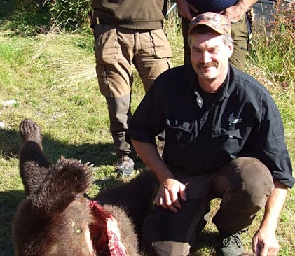 Cenneth Hermansson och n&aring;gra jaktkompisar vid den 128 kilo tunga bj&ouml;rnhonan.
