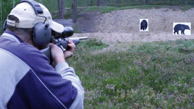 I år gäller det att på 20 meters avstånd träffa med en kula i de lika drygt apelsinstora träffområdet på frontfiguren efter det att det placerats två skott i sidobjörnens träffområde. Allt ska ske inom tio sekunder. Bilden visar skott mot sidofiguren på 40 meter.