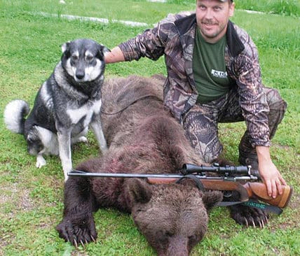 Efter att ha g&aring;tt runt i berget cirka en timme d&ouml;k bj&ouml;rnen upp och Bj&ouml;rn Lindberg f&auml;llde den med sin .30-06-b&ouml;ssa. Bj&ouml;rnen, en m&auml;rkt hanne p&aring; 178 kilo, var den f&ouml;rst f&auml;llda bj&ouml;rnen j&auml;mten Nemo.