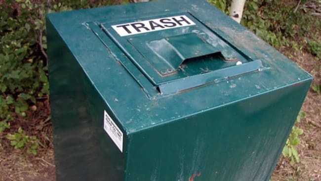 Ett exempel på en björnsäker soptunna vars lock låses automatiskt när det stängs.