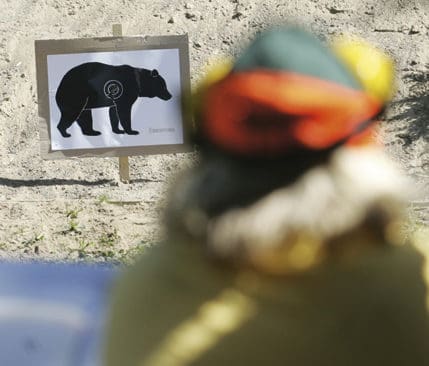 Karl-Erik Brösth i Jokkmokk tycker att det ska avlossas fler skott varje sommar mot björntavlor.