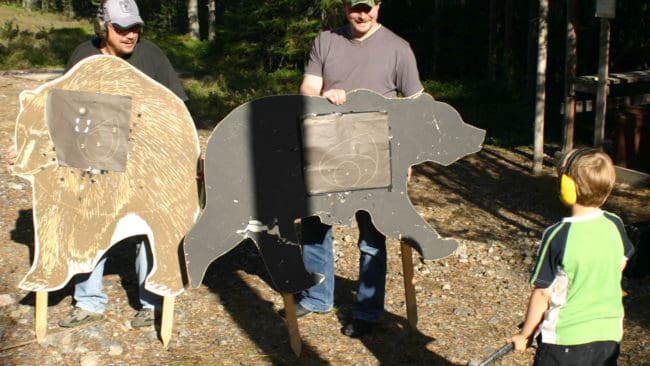 Ung kandidat till björnskytteprovet utanför Torsåker i Gävleborg. Länet har den största tillväxten av björnstammen, 13,3 procent. Därmed har årets tilldelning ökats med fyra djur till 18.