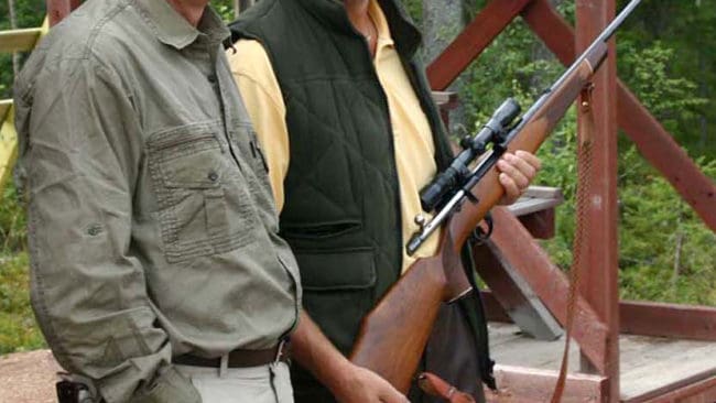 Uppskjutning för godkänt ”björnpass” gäller även en riksdagsman. Bengt-Anders Johansson från Gislaved klarade de två skjutmomenten. Till vänster: Jakt & Jägares utsände, Ove Nyström.