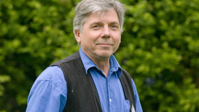 Stockholms län är för litet för att vara en avelsstation för inavlade vargar, anser Börje Karlsson, gruppledare för Centern i Nykvarn. Med två andra C-politiker i länsdelen riktar han hård kritik mot länsstyrelsen för nekad skyddsjakt på Sjundavargarna.