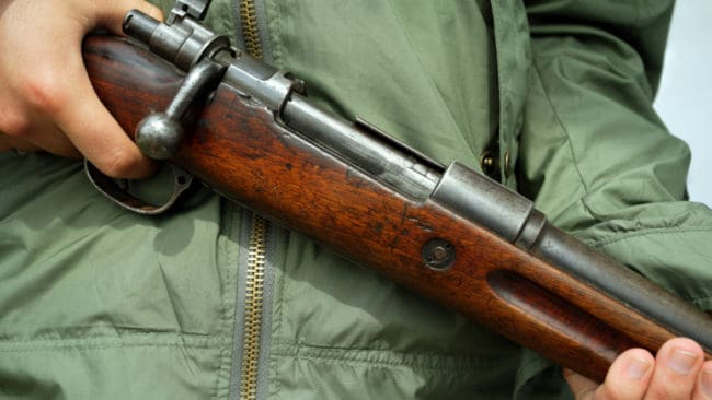 Trots att mannen var avliden upprättade polisen ett ärende om vapenbrott.