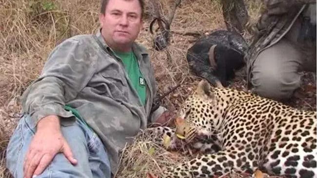 Theunis Botha var en känd storviltjägare i Sydafrika, specialiserad på löshundsjakt på jaguar. Nu går det ett drev på webben där den dödade Botha hånas av jakthatare.