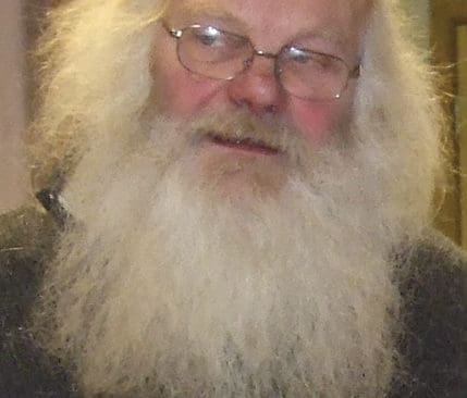 Kyrkoherde Tomas Brynils tycker inte att han använder sin ställning som kyrkoherde i kampen mot vargpolitiken.