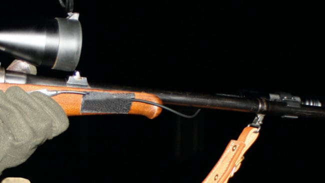 Pressa med fingrarna mot strömbrytaren, som sitter fäst på förstocken, så blir det ljust framför pipmynningen.