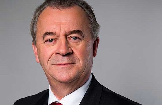 Landsbygdsminister Sven-Erik Bucht (S) skriver på sin Facebooksida att regeringen inte på något sätt står bakom Charlotta Riberdahls utspel om att privatpersoner inte ska få äga skog.