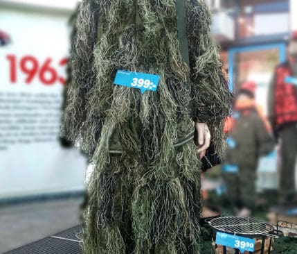 Ghillie suit &auml;r en form av ljudl&ouml;st kamost&auml;ll.