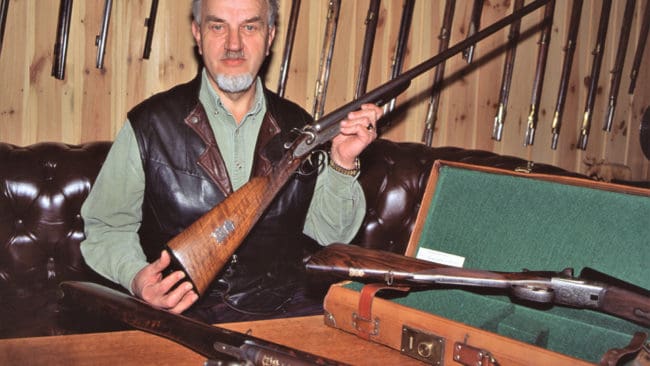 Carl Ryd har avlidit. Han var en välkänd profil i vapenkretsar, både hos samlare och hos jägare. Alla med ett intresse för fina gamla vapen saknar honom. Här är Carl Ryd med sina tre kungabössor.