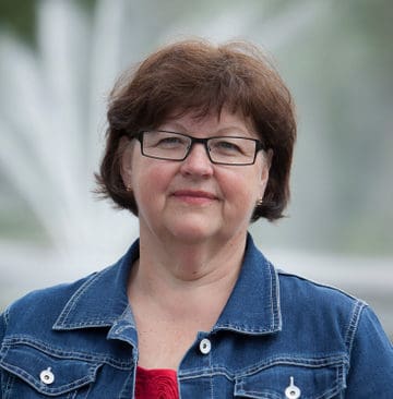 Absolut nej till inplantering. Salas starka kvinna, centerpartistiska kommunalr&aring;det Carola Gunnarsson, g&aring;r i direkt opposition&nbsp;mot partikamraten och milj&ouml;ministern, Andreas Carlgren. Carola Gunnarsson s&auml;ger absolut nej till inplantering av varg i Sala.